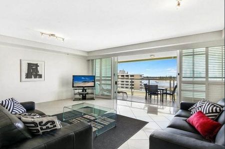 Fully Furnished Apartment for Rent: Experience Modern Living with Scenic Views in Southport - Photo 3