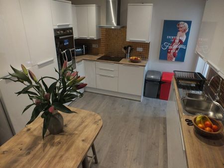 1 bedroom in a house share to rent - Photo 5