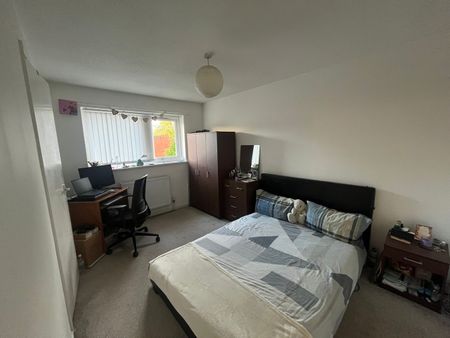 4 Bed Terraced House, Gertrude Close, M5 - Photo 3