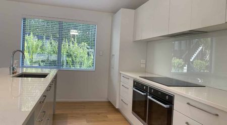 Modern Family Home - Photo 2