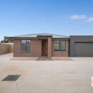 Luxury Living at Its Finest - 8/6 Blake Court, Truganina! - Photo 2