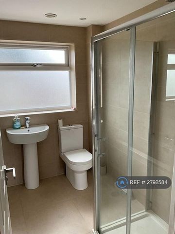 4 bedroom semi-detached house to rent - Photo 4