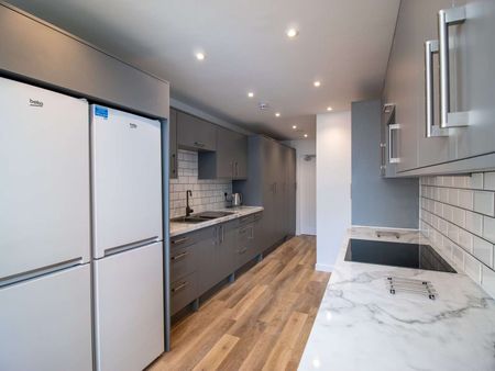 Large double en suite rooms in a modern house, bills included Room 7 - Photo 3