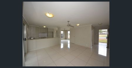 Spacious 4-Bedroom Family Home! - Photo 5