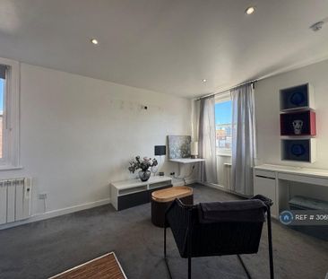 Studio to rent - Photo 1