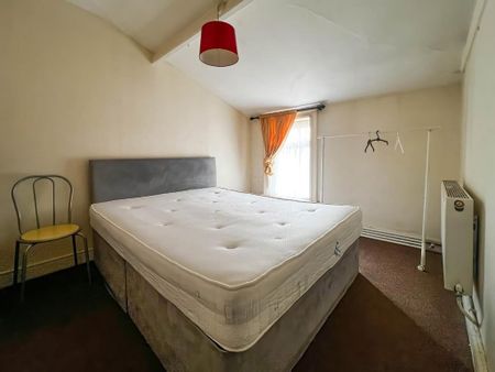 3 bedroom flat to rent - Photo 4