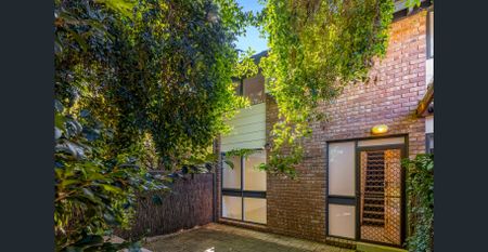 Spacious Townhouse minutes from the CBD - Photo 2