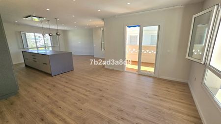 Apartment in San Pedro de Alcántara, Costa del Sol - Photo 2