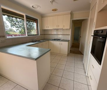 3 Kathleen Court, Hampton Park VIC - Photo 2