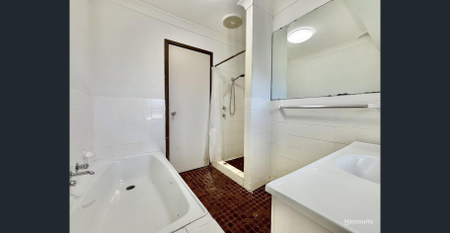 LOVELY SPACIOUS AND CONVENIENT 3 BR VILLA WITH GARAGE FOR RENT. AVAILABLE NOW... - Photo 2