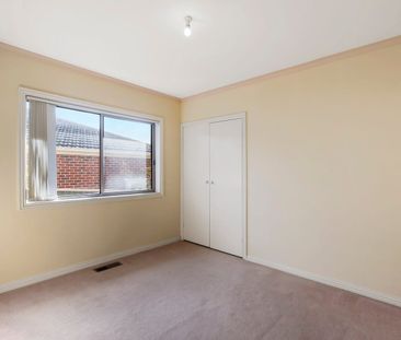 Beautiful Classic Box Hill North 2 Bedroom Unit! - Photo 3