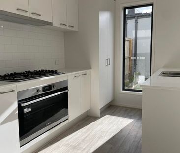 Amazing townhome, 3 bed, 2 living! - Photo 6