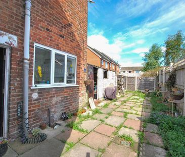 3 bedroom end of terrace house to rent - Photo 3