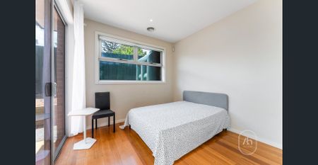 Fully Furnished Five-Bedroom Townhouse with Double Garage in Chadstone - Photo 5