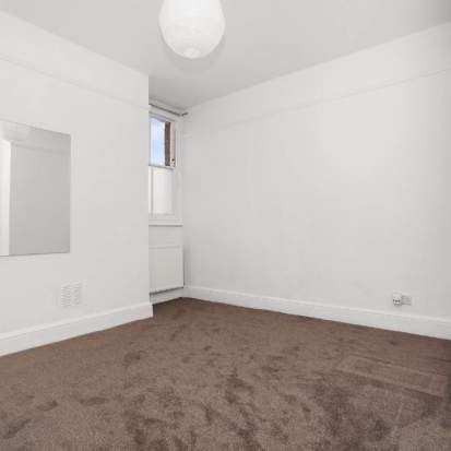 5 bedroom property to rent in London - Photo 2