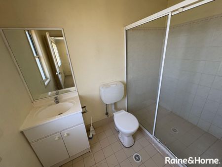 Charming Family Home - Photo 3