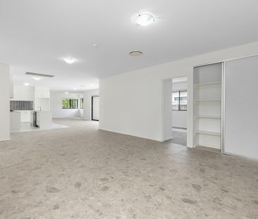 Near new. Family friendly. Easy care. - Photo 1