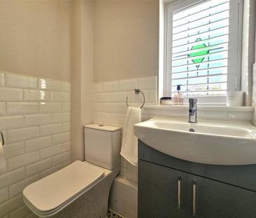 5 bedroom semi-detached house to rent - Photo 2