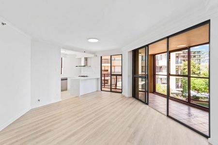 Stylish Renovated Apartment with Wrap-Around Balcony - Photo 2