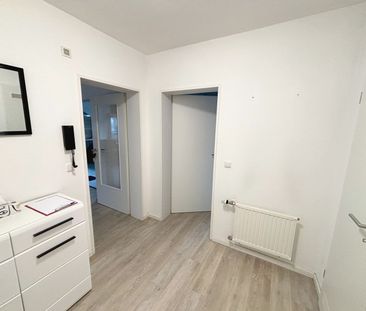 Trier-Heiligkreuz: Moderne, helle 2-Zimmer-Wohnung mit Balkon, Einb... - Photo 1
