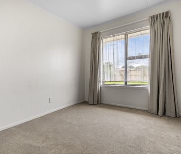 Comfort & Space in Māngere East - Photo 6