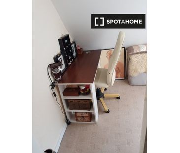 Decorated room in 3-bedroom apartment in Dublin - Photo 2