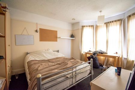 6 bedroom detached house to rent - Photo 2