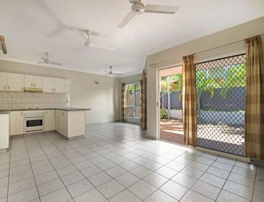 Ground level 2-bedroom unit with private courtyard - Photo 1