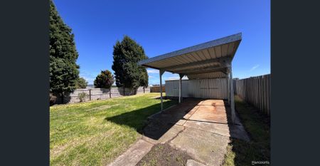 Family-Friendly Home Close to School & Shops! - Photo 3