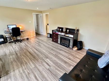 For Lease - 102 Monterey Drive, South of Baseline to Knoxdale, Ontario - Photo 3