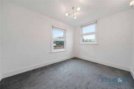 2 bedroom end of terrace house to rent - Photo 2