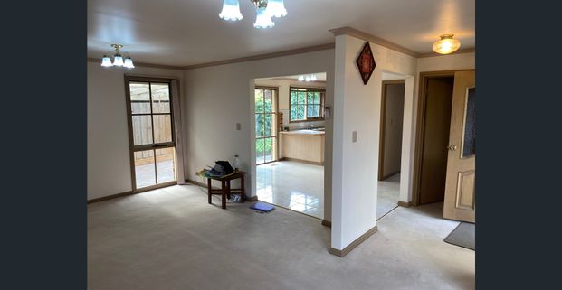 2 BED UNIT IN CENTRAL LOCATION IN DONCASTER EAST & IN EAST DONCASTER SECONDARY COLLEGE & BEVERLEY HILLS PS SCHOOL ZONE - Photo 1