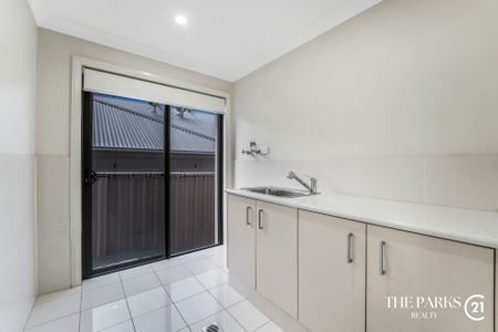 Exceptional 5-Bedroom Modern Residence in Middleton Grange - Photo 5