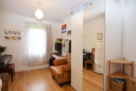 2 bedroom flat in Skerne Walk - Photo 3