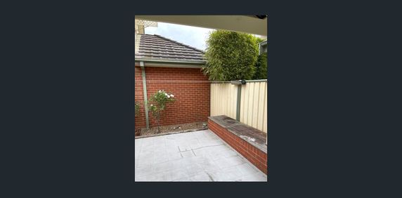 Immaculate Townhouse with your own street frontage. - Photo 2