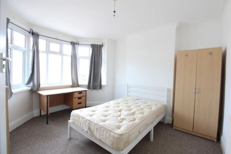 4 bedroom semi-detached house to rent - Photo 5