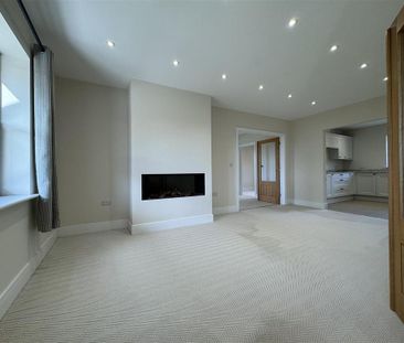 4 bedroom detached house to rent - Photo 2