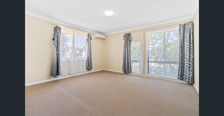 Beautiful 4-Bedroom Home in Center of Holsworthy - Photo 2