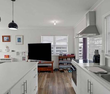 Sunny Three Bedroom Family Home - Photo 2