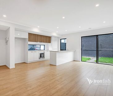 TAKE A LOOK INSIDE! SPACIOUS TOWNHOUSE! - Photo 4