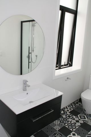 Modern 1-bedroom apartment on Queens Gardens. - Photo 4