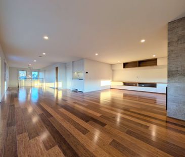 Premium Four-Bedroom Rental with Bay Glimpses! - Photo 3