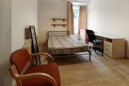 8 Bed Student Accommodation - Photo 5