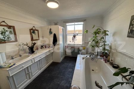 Georgian Townhouse over 3 floors, double reception room & patio garden - Photo 2