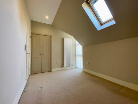 4 bedroom Semi-Detached House to let - Photo 4