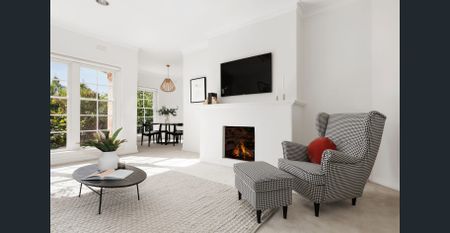 1 Bedroom Art Deco Apartment In The Village - Photo 2