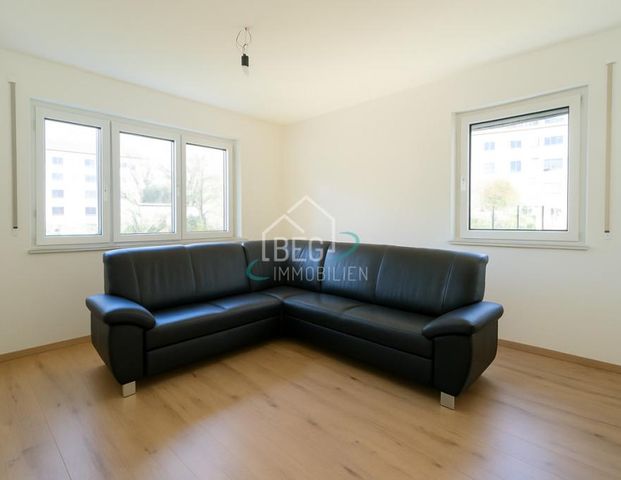 Helle Erdgeschosswohnung mit eigenem Garten und Einzelgarage - Foto 1