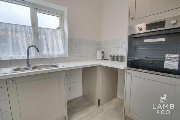 Old Road, Clacton-on-sea, CO15 - Photo 1