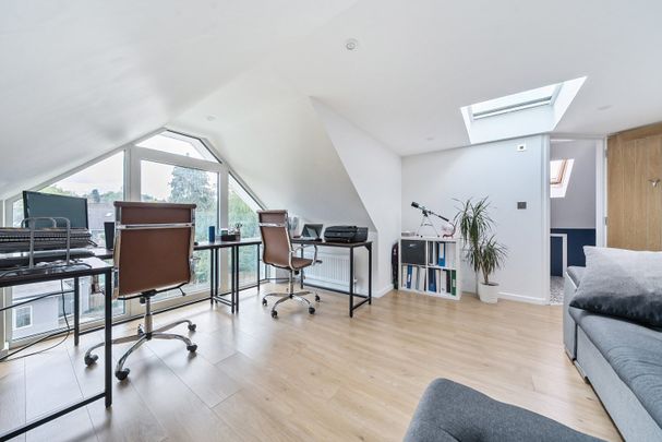 Detached House to rent - Godstone Road, Bletchingley, RH1 - Photo 1