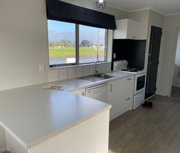 Charming 3 Bed room 2 bathroom home - Photo 3